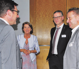 Smalltalk zur Begrüssung: In Meisterschwanden fanden sich 98 Gemeindeoberhäupter zur GV der Gemeindeammänner-Vereinigung ein. (Bilder: hh.)