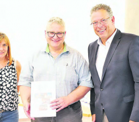 Ein Tröpfchen in Ehren: Präsident Marc Siegenthaler (r.) überreicht Hans Jörg Elsasser und dessen Ehefrau Ruth ein Geschenk für die grossen Verdienste im Spitalverein. (Bilder. rc.).