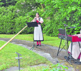 Alphornklänge im Park: In Begleitung von Fabienne Romer am elektronischen Piano gab Alphornvirtuosin Lisa Stoll ein Konzert vor 80 Konzertbesuchern (Bilder aw.)