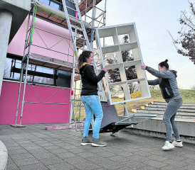 Lehrpersonen beim Umzug der 1. und 2. Primarklassen ins Kindergartengebäude. (Bilder: zVg.)