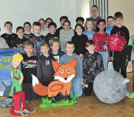 Ein letztes Mal präsentierten sie ihre Kunstwerke: Inzwischen sind die Kinder eine Klasse höher gestiegen, aber die Klassenkassen vertrugen trotzdem einen Zustupf. (Bilder: Frieda Steffen)