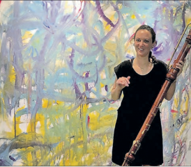 Poesiesommer-Performance in Venedig: Die Künstlerin Claudia Corò liess sich in ihrem Atelier auf Giudecca von einer Grossbass-Blockflöte zu einem Gemälde anregen. (Bild: Ulrich Suter)