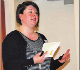 Viele Tipps zum Umgang mit den digitalen Medien: Stefanie Geiser sprach in Hirschthal zu den Eltern von Primarschülern. (Bild: st.)