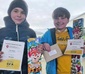 Die Auszeichnungen für ihre hervorragenden Leistungen zaubern den Schülern ein Lächeln ins Gesicht. (Bild: zVg.)