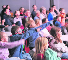 Als Felix im Schnee verschwunden war, halfen die Kinder im TaB kräftig mit, ihn wieder zu finden.