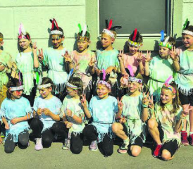 Fototermin für die Mütter: Eine Bande kleiner Indianer stellte sich kurz vor dem Umzug den Fotografen. (Bilder: st.)