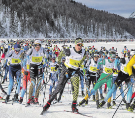 Perfekte Bedingungen: Das Feld des Engadiner Skimarathons mit insgesamt 12’801 Teilnehmern kurz nach dem Start. (Bild: swiss-image.ch)