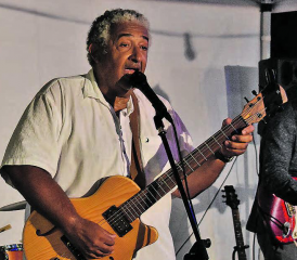 Cha Simmons ist der Inbegriff eines Vollblutmusikers, Stillsitzen war bei seiner Musik nicht möglich. (Bilder: hg.)