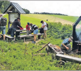 Am Schweizer Nordpol, dem schwarzen Stein bei Oberbargen, hat der Natur- und VogelschutzvereinZetzwil eine passende Raststelle gefunden. (Bild: zVg.)
