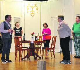 Ganoveparty ist die dreissigste Aufführung der Schwarzenbacher Theaterleute. (Bild: zVg.)