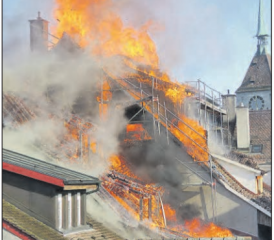 Dachstock in Brand: Das Feuer griff auch auf die Nachbarhäuser über. (Bild: pz.)