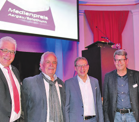 Medienpreis Aargau/Solothurn für das Lebenswerk: Laudator Peter Buri, Preisträger Martin Suter, Landammann Urs Hofmann und das Verlegerehepaar Ursula und Hans Baumann. (Bilder: mars.)