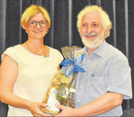 Für das 25-Jahr-Dienstjubiläum geehrt: Jubilar Hans Günter Seibert nahm die Glückwünsche von Irene Bärtschi entgegen. (Bilder: aw.)