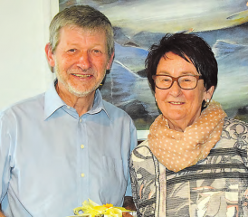 Zum Glück bleibt der Kontakt zum Verein weiterhin erhalten: Das frisch gebackene Ehrenmitglied, Emil Gafner, wird von Elsbeth Squindo verabschiedet, man lässt ihn nicht gerne ziehen. (Bilder. st.)