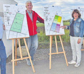 Hochuli AG präsentiert das Kiesabbauvorhaben im Kölliker Schürlifeld (v.l.): Andres Bertschi, Leiter Produktion, Geschäftsführer Stefan Bürgler, Monika Hochuli, Inhaberin und Verwaltungsratspräsidentin sowie Tobias Bertschi, Werkleiter Kies. (Bild: aw.)