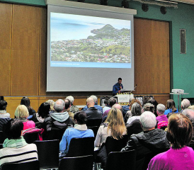 Am Informationsanlass «Cyberkriminalität» der Kapo Aargau, wurden die Zuhörer auf empathische und verständliche Weise über die verschiedensten Betrugsmaschen aufgeklärt. (Bild: jaf.)