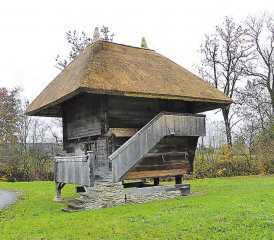 Ein wertvoller Zeitzeuge: Der Oberkulmer Spycher mit seinem neuen schönen Schilfdach (Bild: moha.)