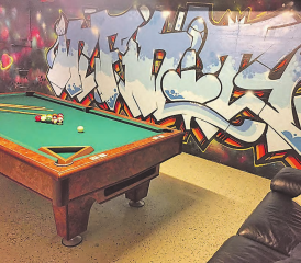 Graffiti Kunst: Was unterscheidet das berühmte Kunstmuseum «Louvre» in Paris mit dem Jugendkeller Starlight in Menziken? Im Louvre werden die berühmten Kunstwerke an die Wand gehängt, im Starlight werden diese direkt an die Wand gesprayt! (Bild: zVg.)