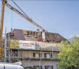Die volle Kompetenz der R. Steiner AG im Einsatz: Dachsanierung mit statischer Massnahme, neuer Eindeckung und neuem Kamin. (Bilder: RST/ZVG)