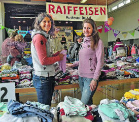 Beraten Kundinnen und Kunden während der Börsenöffnungszeit: Jasmina Müller und Colleen Altherr.