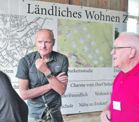 Zetzwils Gemeindeammann Daniel Heggli (Mitte) stellte sich den Argumenten der «IG ländliches Wohnen Zetzbu», rechts IG-Mitglied Anton Graber; im Hintergrund der Überbauungsplan mit zwölf Einfamilienhäusern. (Bild: wr)