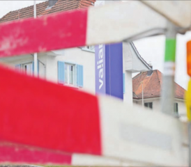 Baustelle Valiant. Nicht nur auf dem Parkplatz beim Standort in Gontenschwil wird gebaut, auch die Bank wird kräftig umgebaut, wenngleich ohne Absperrungen. (Bild: rc.)