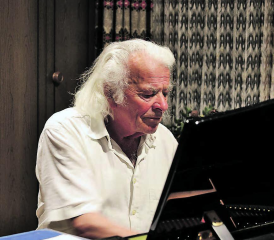 Peter Frey, Musikvirtuose, Komponist, Akkordeonlehrer und Präsident der «Accordion International Competition Reinach», zauberte während der Versammlung Melodien am Flügel. (Bilder: dr.)