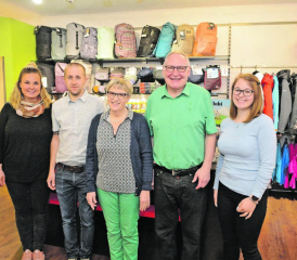 Der Wechsel wird vollzogen: Nadja und Christoph Stocker (links) übernehmen das Sportgeschäft von Vreni (Mitte) und Jürg Dietiker, das Team komplettiert Manola Masucci. (Bild: Kaspar Flückiger)