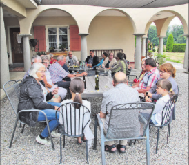 Eine kleine Stärkung für die Reisenden der drei Trachtengruppen. (Bild: zVg)
