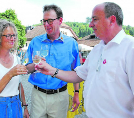 Ein Prosit auf den 729. Geburtstag im Coronajahr 2020: Landammann Markus Dieth (re.) mit Gemeindeammann Rolf Buchser und seiner Gattin Dorothe. (Bilder: st.)
