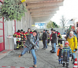 Fast unerkannt unter den Besuchern: Artist Thomy Widmer und Hauptfigur der Murmi-Kinderfernsehsendung brilliert mit einem perfekten Wurf. (Bilder: Alfred Weigel)