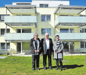 Das neue Zuhause für 23 Bewohner des Alters- und Pflegeheims Dankensberg Beinwil am See befindet sich in diesem Mehrfamilienhaus am Hofmattweg. Im Bild Stiftungsratspräsident Hans Schärer, im charmanten «Sandwich» von Barbara Rutishauser (Pflegedienstleitung, links) und Monika Zimmermann (Institutionsleitung). (Bild: msu.)