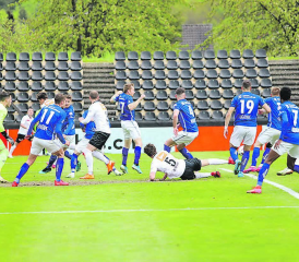 Durcheinander vor dem Luzerner Tor: Nach dem 1:1-Ausgleich verpassten es die Aarauer, in ihrer stärksten Phase einen weiteren Treffer zu erzielen. (Bilder: rc.)
