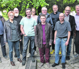 Die Abgeordneten der Gemeinden blicken positiv in die Zukunft des Regionalverbands Suhrental: Daniel Wehrli, Regionalplanerin Gabriela Horvath, Erich Hunziker, Max Hauri, Katrin Burgherr-Burgherr, Präsident Markus Goldenberger, Martin Vinzens (vorne) in Vertretung von Marlies Loosli, Francisco Baños, Patric Jakob, Martin Goldenberger und Geschäftsführer Markus Bolliger (v. l.). (Bilder aw.)