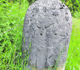 Kantonaler Grenzstein zwischen Menziken und Maihusen von 1512, Luzerner Seite. (Bild: Chrisian Märki)