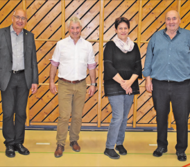 Die Gemeinden Dürrenäsch, Hallwil und Seon steuern die Prüfung einer Fusion an: Hans Peter Dössegger (Gemeindeammann Seon, zweiter von links), Vroni Merz (Gemeinderätin Dürrenäsch) und Walter Gloor (Gemeindeammann Hallwil), beratend zur Seite steht Peter Weber (PW Consulting, ganz links im Bild). (Bild: hg.)