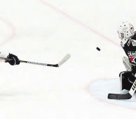 Brandgefährlich: Reinachs Fadri Holinger sorgte schon früh für die 0:1-Führung gegen Argovia-Stars-Hüter Noah Bürgi. (Bild: Otto Lüscher)