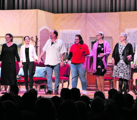 Die Schauspieler des Theaterstücks «Lüüge und anderi Zuetate» der Theatergruppe Pfeffikon (v.l.n.r.): Philipp Dommen (Robert Mulb), Daniela Furrer (Kathy Mulb), Sophia Schenker (Elsa Biederer), Thomas Zeier (Köbi Feller), Linda Estermann (Regie), Daniela Dommen (Tante Christa), Désirée Carbonara (Tante Vreni) und Nadine Hängärtner (Gundula Fetz).