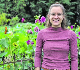 Erika Stocker zu Hause im Familiengarten in Neudorf: «Hier finde ich viele Zutaten für meine Back-Ideen». Diese Kreationen gefallen der SAT.1-Jury offenbar gut – die erste Runde hat sie schon mal überstanden. (Bild: rc.)