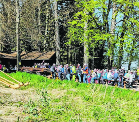 Klangvolle Pause – bei der Waldhütte wurden die Wanderer von Alphorngruppe musikalisch empfangen.