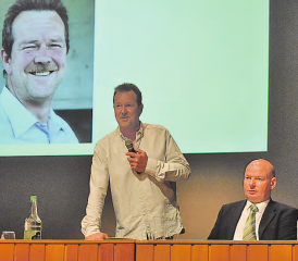 Thomas Brem wurde an der Gemeindeversammlung offiziell aus dem Gemeinderat verabschiedet. (Bild: hg.)