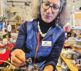 Kathrin Schaffner von der Brocki des Gemeinnützigen Frauenvereins Reinach-Leimbach sortiert eingetroffene Ware. (Bilder: Dominique Rubin)