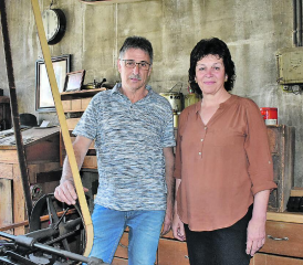 Als wäre die Zeit stillgestanden: Roland Eichenberger hat die Sameli-Schmitte zu neuem Leben erweckt und gemeinsam mit Ehefrau Bea zu einer kleinen Zeitreise eingeladen. (Bilder: hg.)