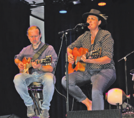 Beata Bereuter und ihre Musiker präsentierten das neue Album «Gold und Stroh». (Bild: hh)