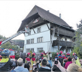 Familienrettung: Anlässlich der Hauptübung der Feuerwehr Gränichen, beim Vogtshaus an der Lochgasse, kam zur Personenrettung auch die Drehleiter zum Einsatz. (Bilder: moha.)