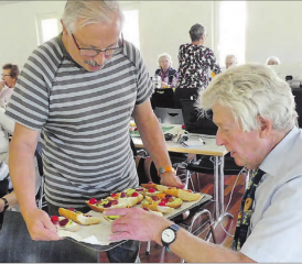 Zu den gesunden Häppchen gab es gesunde Getränke: Die Anwesenden genossen urtrüeben Most und Mineralwasser, reich an Calcium und Magnesium. (Bild: zVg.)