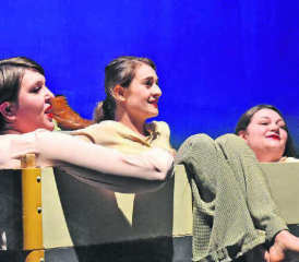 Ladina Bisaz, Mahalia Horvath und Julia Galli geben die Monologe im Dreiklang zum Besten und veschmelzen auf wunderbare Art und Weise zu einer Person.