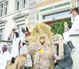 Spektakel: Eine Begegnung mit den Bärzeli kann pieken oder nass machen – trotzdem ist der Brauch in Hallwil äusserst beliebt. (Bild: grh)