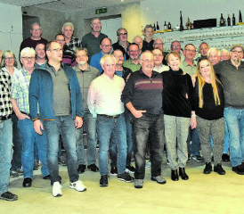 Sie tragen den kollegialen Feuerwehrgeist weiter: An der Generalversammlung nahm von den neu 63 Mitgliedern fast die Hälfte teil. (Bild: st.)
