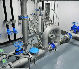 Roger Soland im Innern des neuen Wasserreservoirs «Rigiblick»: Hier werden aktuell fünf Quellen gefasst, mittels UV-Bestrahlung von Keimen und Viren befreit und schliesslich in die beiden Kammern geleitet. (Bilder: rc.)